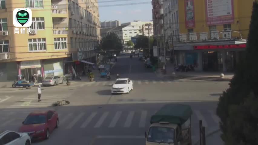 视频-神奇一幕！男子骑电动车被撞飞 翻滚360度