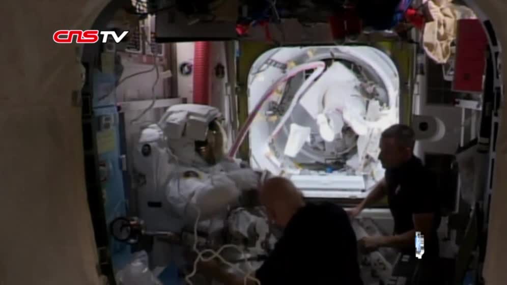 两名女宇航员完成首次全女性太空行走任务