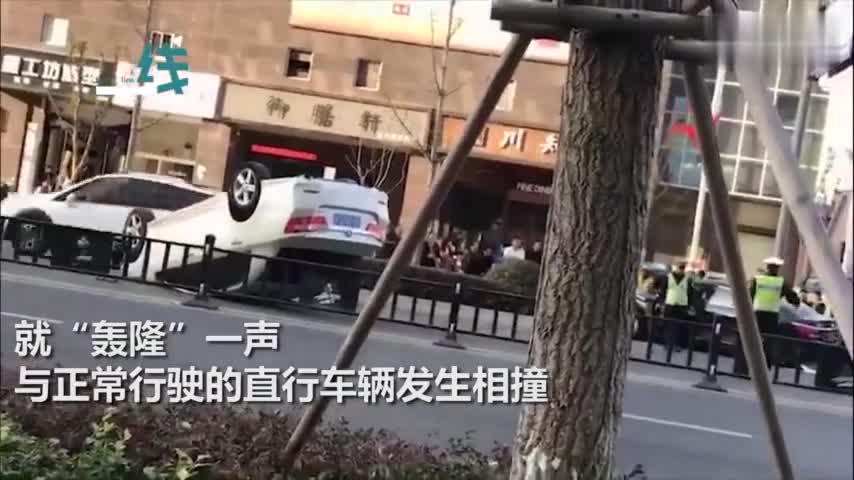 视频-监拍闹市区两轿车相撞 “轰隆”一声四轮朝天