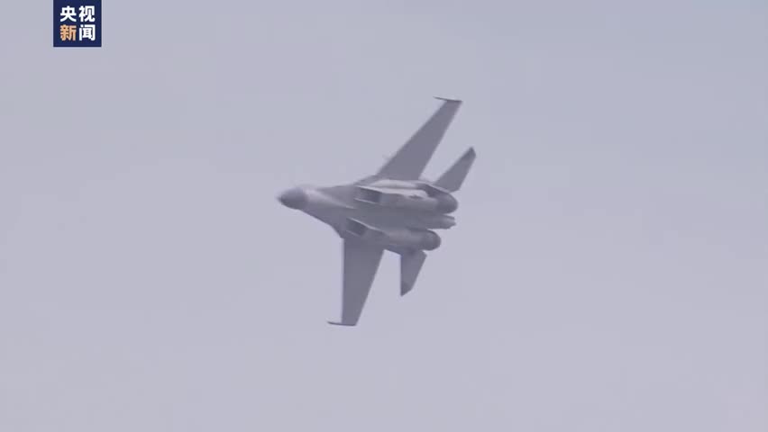 视频：中国战鹰低空横滚 高难度动作震撼全场