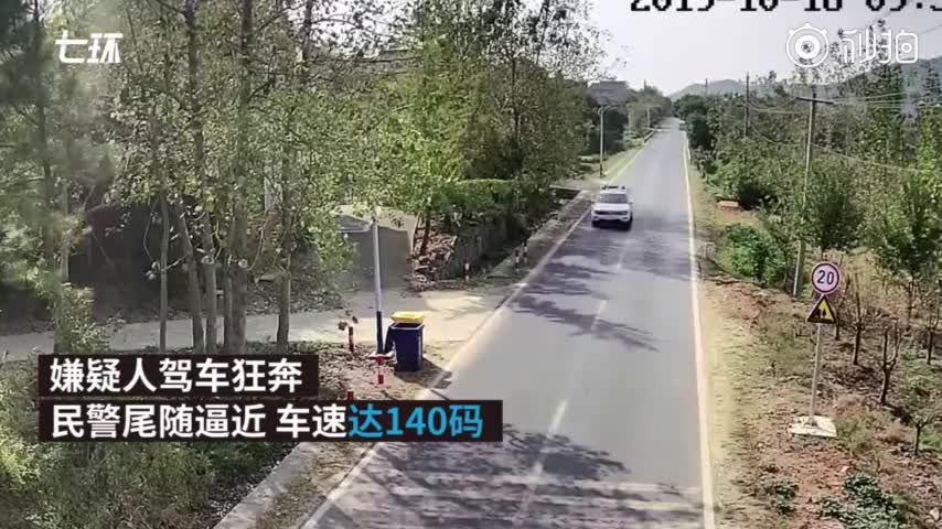 视频-现实版速度与激情 民警飞车撞停嫌犯车辆