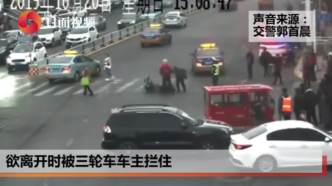 视频：男子撞车后持刀砍伤老夫妇 交警与持刀男搏斗
