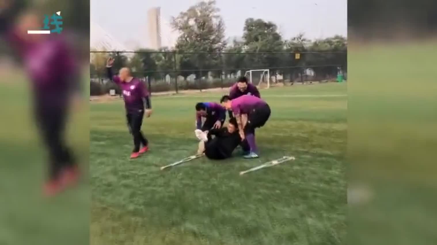 视频：拄拐哥见飞来足球下意识“开大脚”笑翻队友