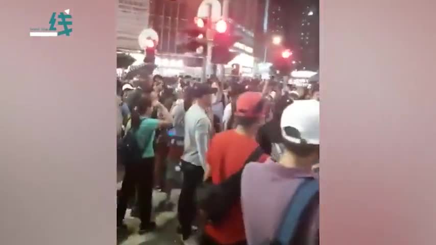 视频-看不下去了！香港市民出手将暴徒团团围住  
