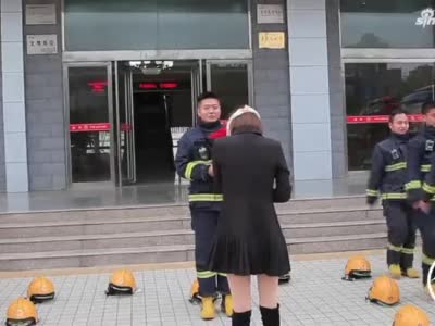 平顶山：女孩来接消防员男友离队 被甜蜜求婚