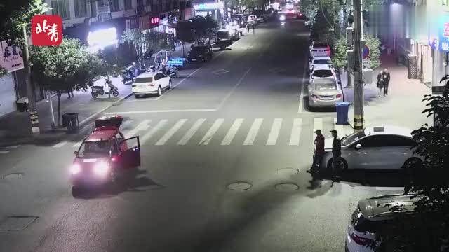 视频：男子醉酒后街头玩漂移 下车赤膊翻跟头