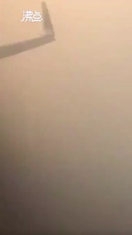 视频-印度雾霾致学校关闭 乘客拍下德里飞机降落时