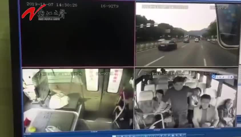 视频-惊险！男子不按站点下车拉扯司机致公交撞向防