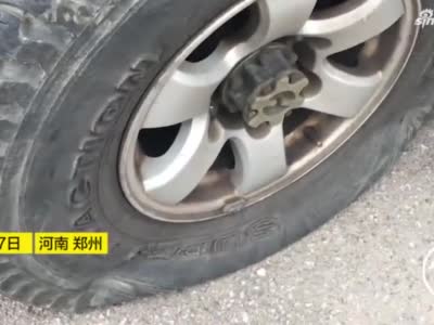 郑州两辆汽车被放瘪八个轮胎 千万别这么停车