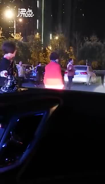 视频-大妈占用停车场公共道路跳舞 车辆被堵无法通