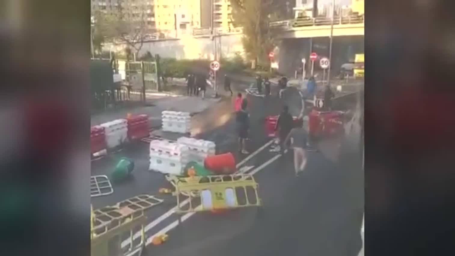 视频：香港激进示威者以杂物堵路 市民被逼反抗驱散