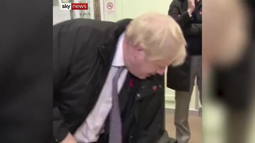 视频|英国首相约翰逊帮眼镜店拖地：当天前去视察水