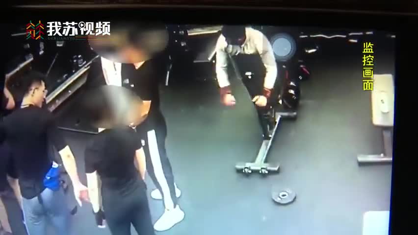 视频|女学员遭金吉鸟健身教练摸臀杀 教练：我是夸