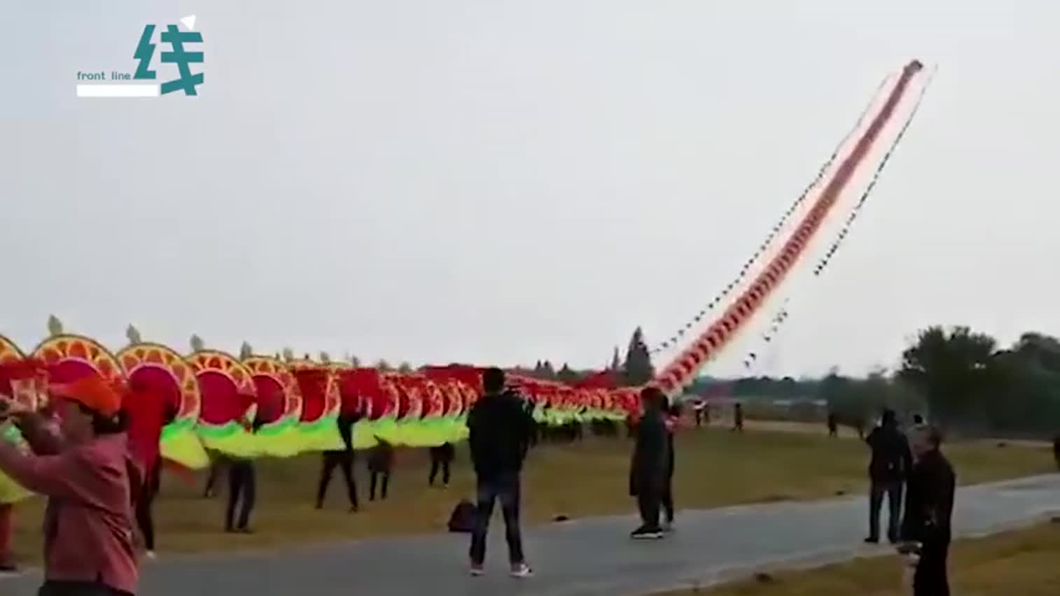 视频：260米长风筝放飞后失控挣断绳子 多人被带