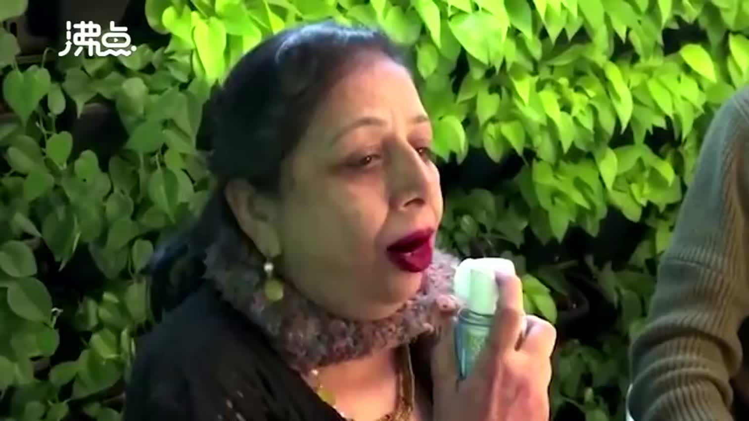 视频-印度新德里空气污染 氧吧生意兴隆50元吸氧