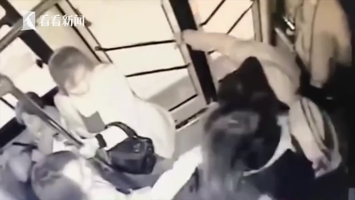 视频-14岁女生公交车上一招“锁喉” 制服咸猪手