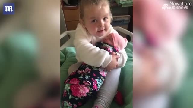 视频-3岁女娃第一次抱妹妹 摸脸亲不够：我不会摔