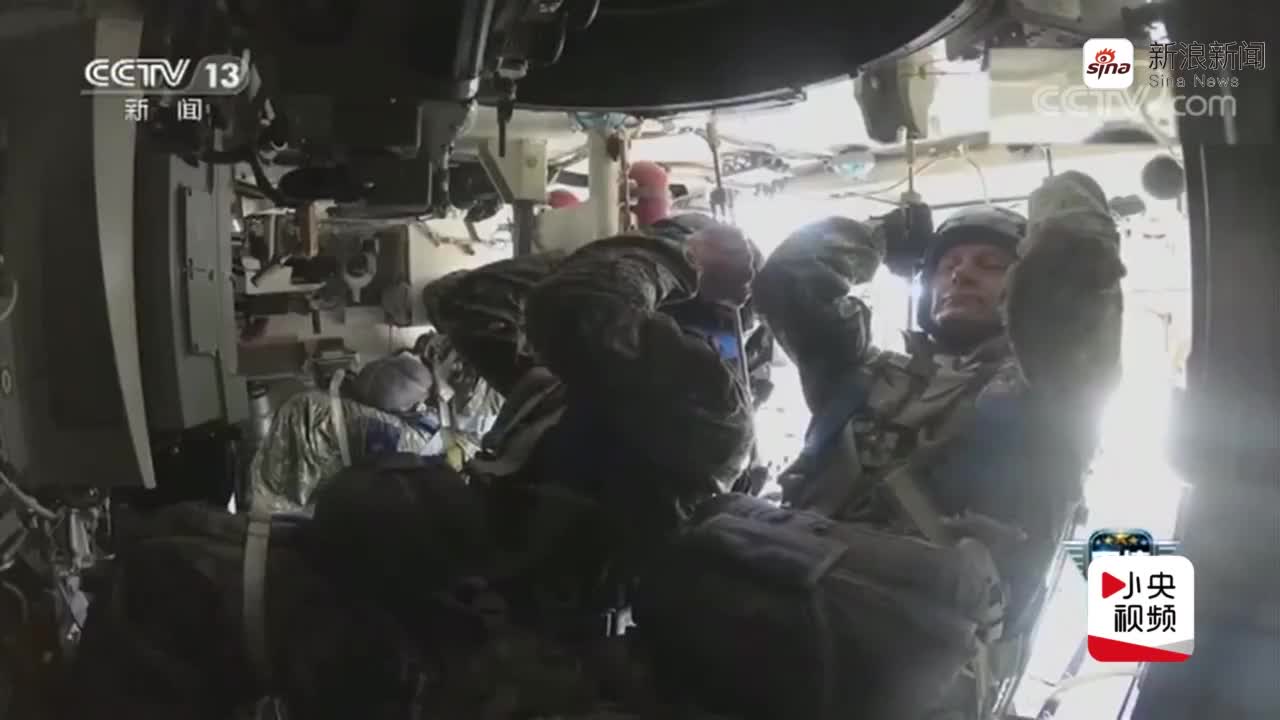 视频-战斗民族的空降演习：14吨战车“人车一体”