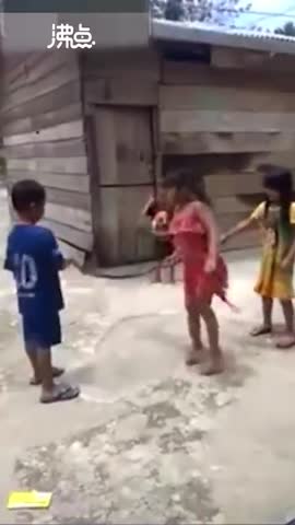 视频：硬核！越南儿童用死蛇跳绳 玩的津津有味