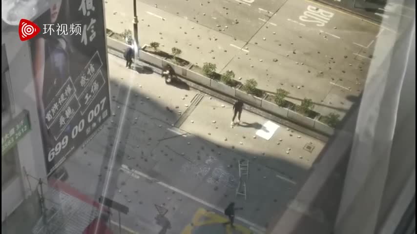 视频：香港暴徒拆电话亭刨砖块挡路 警员和市民迅速