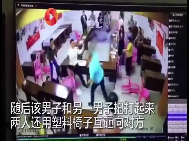 视频：广东某村村干部开会时抡椅子互殴 警方纪委已