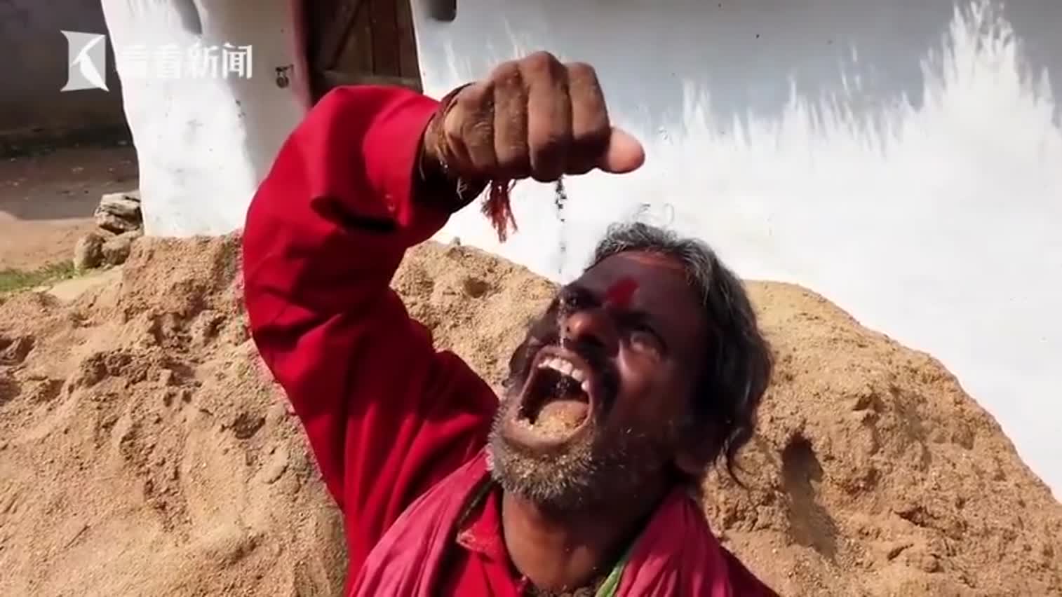 视频：印度男子沉迷吃土 每天能吃一公斤还不生病