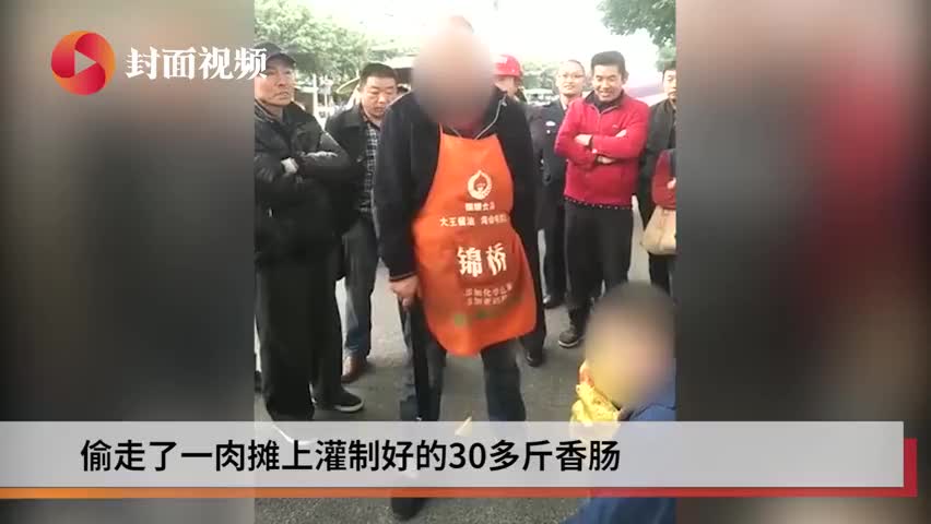视频-男子偷30斤香肠被抓跪地求饶 被抓时脖子上