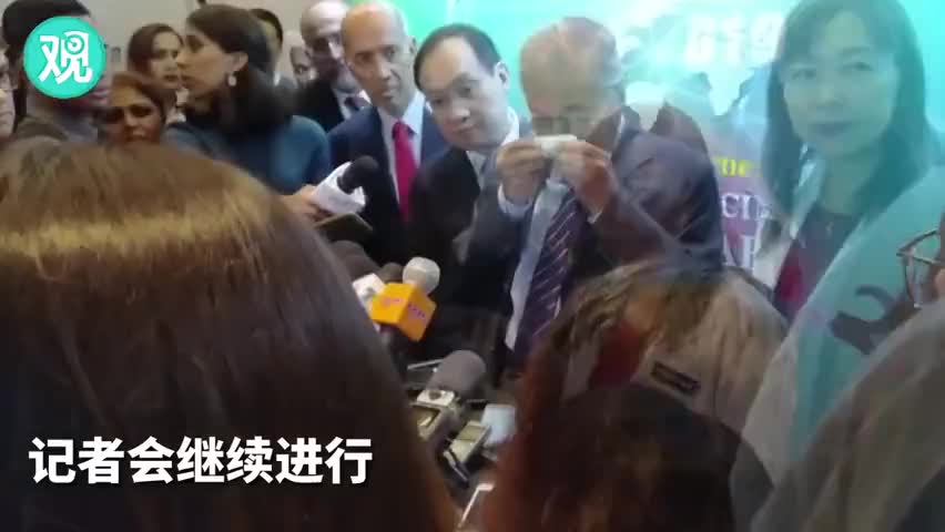 视频-马来西亚总理记者会上突流鼻血