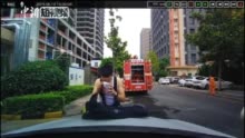 关注 | 泪目!消防员手抖到挑不起泡面,旁边队友吃着吃着睡着了