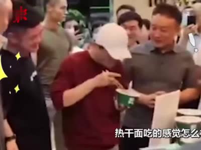 马云在武汉一便利店吃热干面 遭众人围观