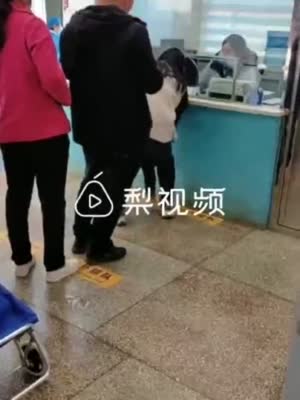 视频|云南一医院现“丁义珍式”窗口 患者弯腰蹲地挂号