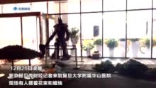 游族大厦门前摆满祭奠蜡烛花束 公司人员：消息来得太突然