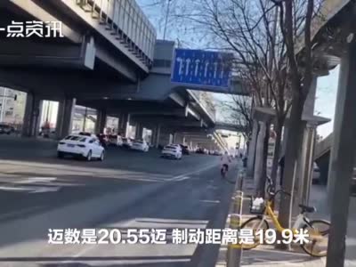 北京一82万特斯拉连撞两车，车主质疑刹车失灵！客服：女性踩刹车力量弱