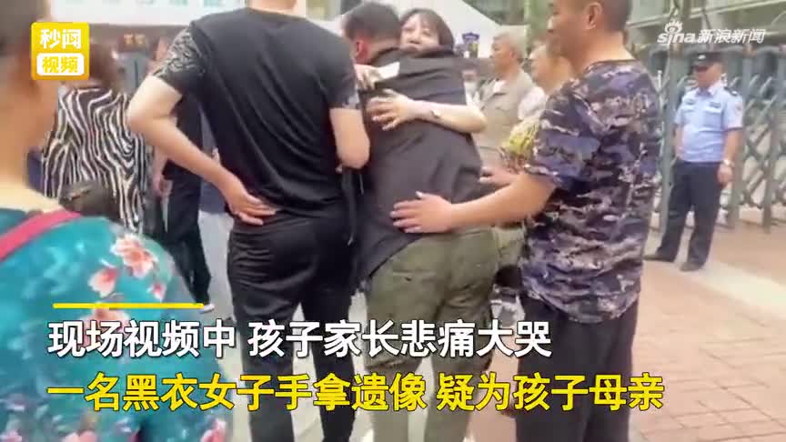 成都一名高二学生在校坠亡其母亲:孩子直接被拉殡仪馆不给看监控_新浪新闻