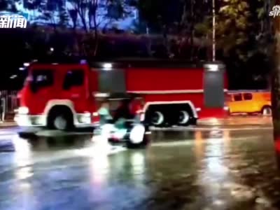 暴雨致郑州上街两人死亡 知情人：祖孙两人路过积水被电倒