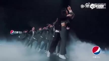 视频：《沸腾校园》檀健次大秀舞台《平行》 情绪动作爆发力超强