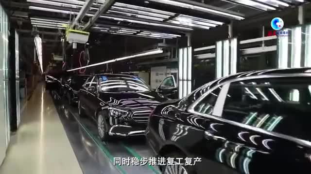 在北京奔馳總裝二工廠車間內的柔性化生產線上,多種車型正在混線生產