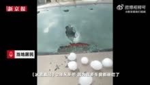 江西石城遭遇冰雹袭击 雹子如鸡蛋大小 汽车车窗砸出大窟窿